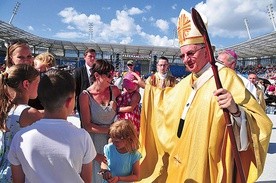 ▲	Abp Stanisław Budzik błogosławi rodziny i dzieci na Arenie Lublin.