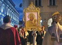 ▲	Podczas procesji niesiono kopię cudownego obrazu Matki Bożej.