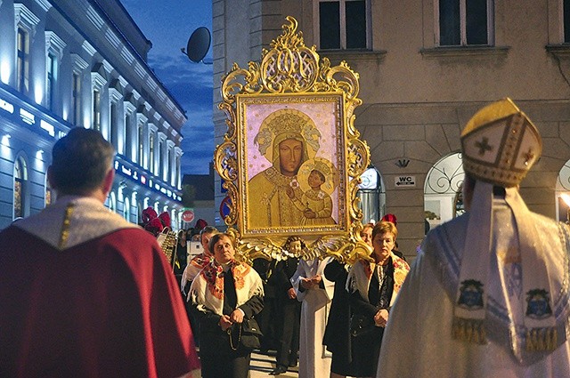 ▲	Podczas procesji niesiono kopię cudownego obrazu Matki Bożej.