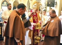 ▲	Biskup Jeż sypie kadzidło do brzeskiej botafumeiro – kadzielnicy  na wzór tej z Santiago de Compostela.
