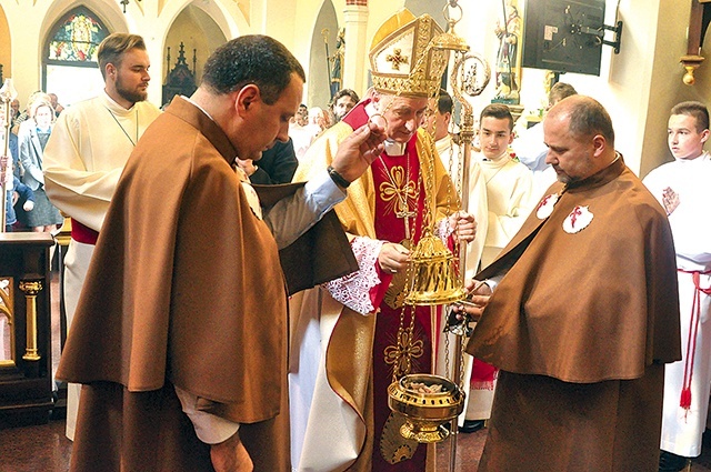 ▲	Biskup Jeż sypie kadzidło do brzeskiej botafumeiro – kadzielnicy  na wzór tej z Santiago de Compostela.