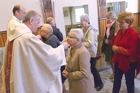 Po konferencji w lecznicy w kościele pw. Miłosierdzia Bożego sprawowana była Msza św. Na zakończenie uczestnicy mogli ucałować relikwie błogosławionych.