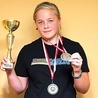 ▼	Klaudia trenuje w wyszkowskim klubie „Family gym” i z dumą prezentuje medale i puchary.