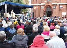 ▲	Niemal 1500 pielgrzymów wypełniło sanktuarium w miejscu narodzenia patrona Polski. 