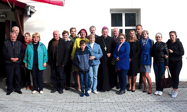 Abp Józef Kupny z Polakami, którzy przybyli do gmin Niechlów i Wińsko z Kazachstanu i z Uzbekistanu.