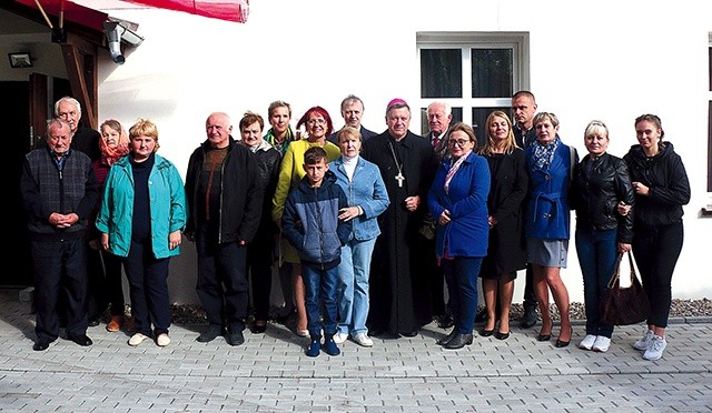 Abp Józef Kupny z Polakami, którzy przybyli do gmin Niechlów i Wińsko z Kazachstanu i z Uzbekistanu.