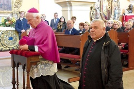 Przed Mszą św. bp Ignacy wraz z ks. Jackiem Biernackim, proboszczem parafii, modlili się za wstawiennictwem św. Jana Pawła II.