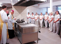 Odremontowaną kuchnię poświęcił  bp Jan Wieczorek.