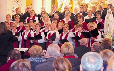 Połączone chóry tworzy prawie 50 osób.