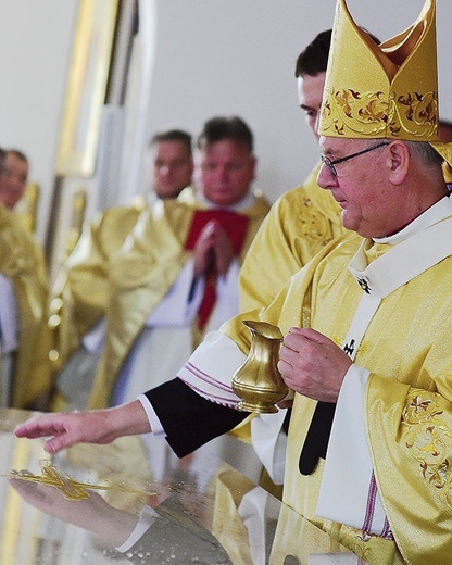 ▲	Abp Józef Górzyński poświęcił świątynię.