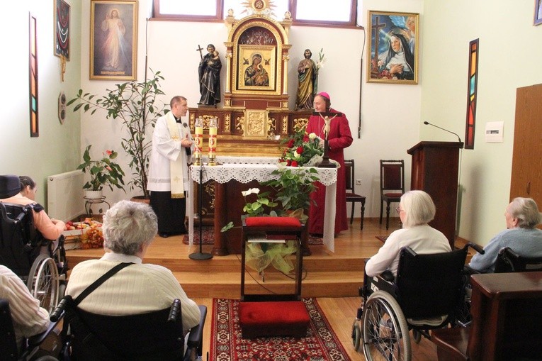 Biskup z wizytą w Domu Emerytów w Tarnowie