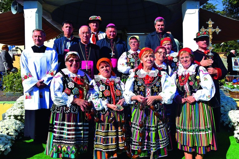 Wspólnota z Lubochni przybyła w regionalnych strojach.