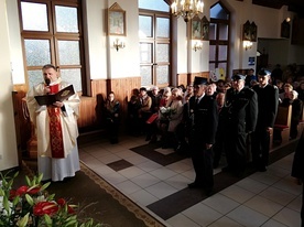 Przybyłych do świątyni powitał ks. Tomasz Waśkiewicz