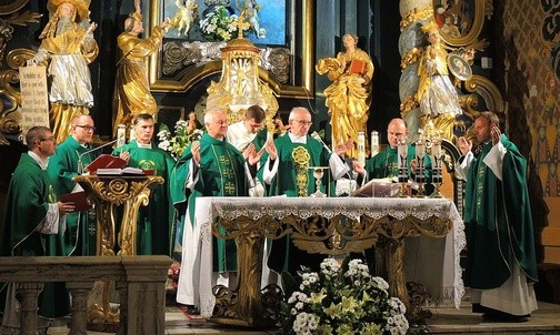 Podczas młodzieżowej modlitwy z Synod w konkatedrze Narodzenia NMP, przy ołatrzu stanęli duszpasterze parafii dekanatu żywieckiego