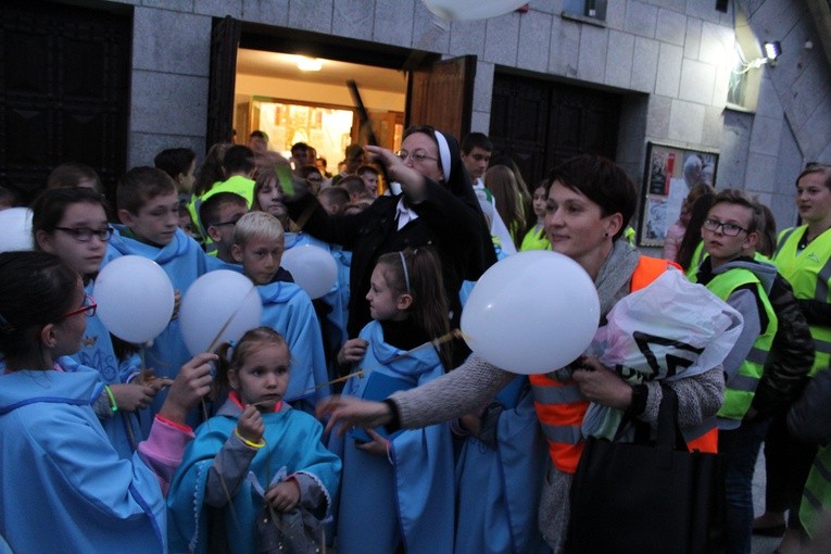 Odblaskowy różaniec w Pasierbcu