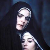 Maria (Maia Morgenstern) i Maria Magdalena (Monica Bellucci) w „Pasji” Mela Gibsona.