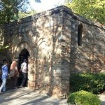 Dom Maryi  to miejsce  odwiedzane przez chrześcijan i muzułmanów.