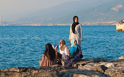 Tureckie wybrzeże to dziś miejsce koegzystencji mniejszości chrześcijańskiej  i dominującego islamu.