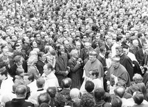 Kardynał Karol Wojtyła podczas pielgrzymki mężczyzn do Piekar Śląskich – maj 1975 r. Zdjęcie operacyjne SB