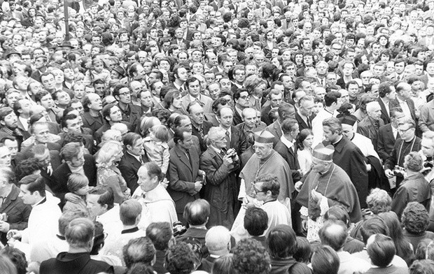 Kardynał Karol Wojtyła podczas pielgrzymki mężczyzn do Piekar Śląskich – maj 1975 r. Zdjęcie operacyjne SB