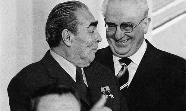 Przywódca Związku Sowieckiego Leonid Breżniew w rozmowie z przewodniczącym KGB Jurijem Andropowem. Poniżej minister spraw zagranicznych Andriej Gromyko. Ta trójka miała największy wpływ na sowiecką politykę wobec Jana Pawła II
