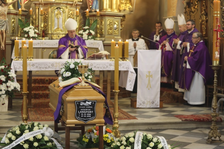 Pogrzeb ks. kan. Henryka Langforta w Lesznej Górnej