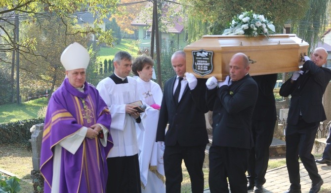 Po 28 latach posługi proboszcza spoczął między parafianami...