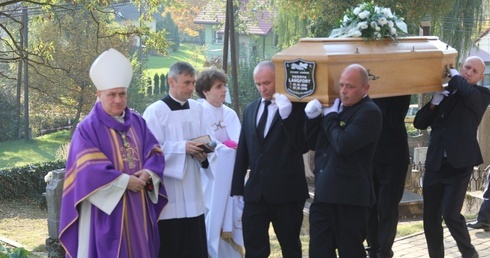 Po 28 latach posługi proboszcza spoczął między parafianami...