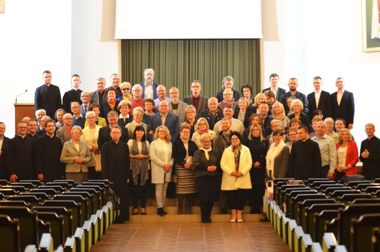 Wykładowcy i słuchacze Szkoły Biblijnej podczas pierwszego spotkania w gmachu WSD 