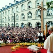 Jan Paweł II na dziedzińcu KUL spotkał się ze społecznością akademicką