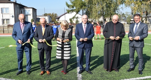 Wstęgę symbolizującą otwarcie boiska przecięli m.in. starosta zgierski Bogdan Jarota, dyrektor szkoły Elżbieta Kołodziej i dziekan głowieński ks. Stanisław Banach
