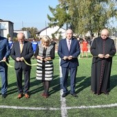 Wstęgę symbolizującą otwarcie boiska przecięli m.in. starosta zgierski Bogdan Jarota, dyrektor szkoły Elżbieta Kołodziej i dziekan głowieński ks. Stanisław Banach