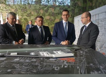 Przed makietą Portu Lotniczego w Radomiu od lewej stoją Marek Suski, szef Gabinetu Politycznego Prezesa Rady Ministrów, Wojciech Skurkiewicz, Mateusz Morawiecki i senator Adam Bielan