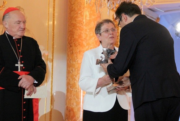 Lek. med. Anna Byrczek, szefowa Hospicjum św. Kamila, odebrała dziś w Warszawie nagrodę TOTUS TUUS dla całej wspólnoty