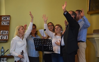 Członkowie wspólnoty przyzywali wstawiennictwa Ducha Świętego m.in. śpiewem, który prowadzili muzycy Góry Błogosławieństw i scholi z Kozłowa Biskupiego