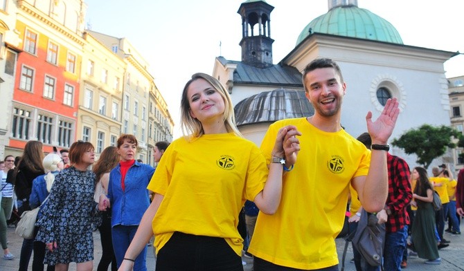 Biegali, tańczyli i… padli na kolana