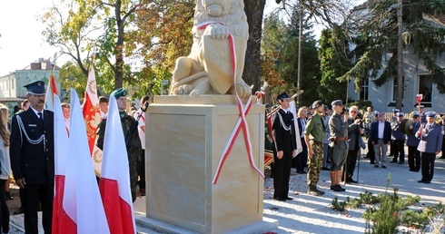 Żmigrodzki lew przypomina o niepodległości