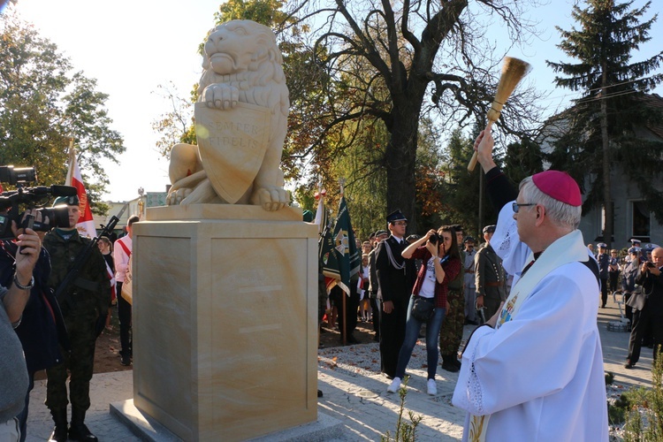 Uroczystość odsłonięcia pomnika niepodległości w Żmigrodzie