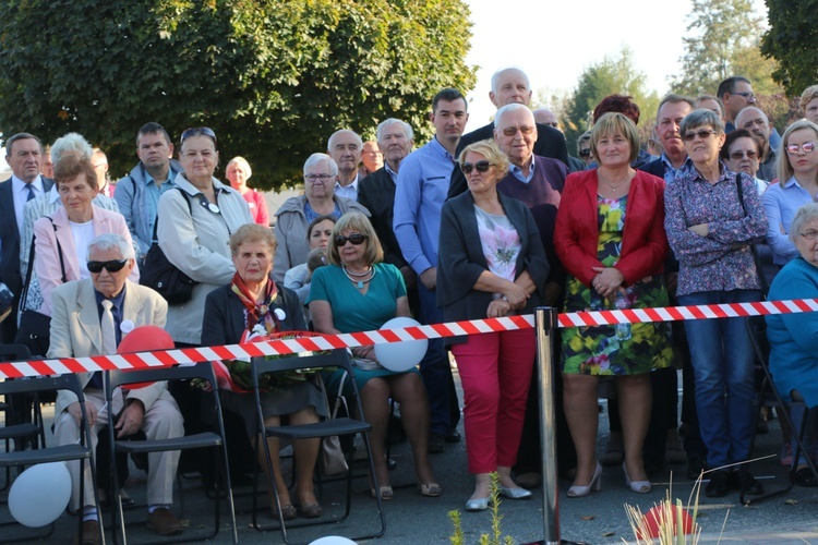 Uroczystość odsłonięcia pomnika niepodległości w Żmigrodzie