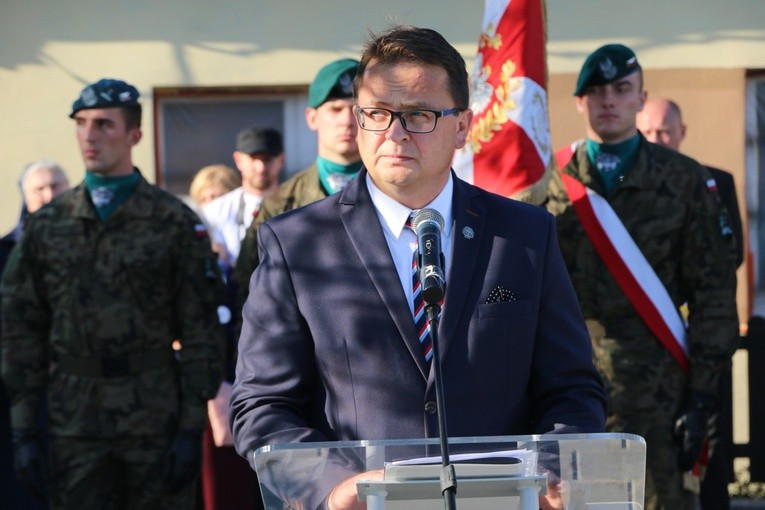 Uroczystość odsłonięcia pomnika niepodległości w Żmigrodzie