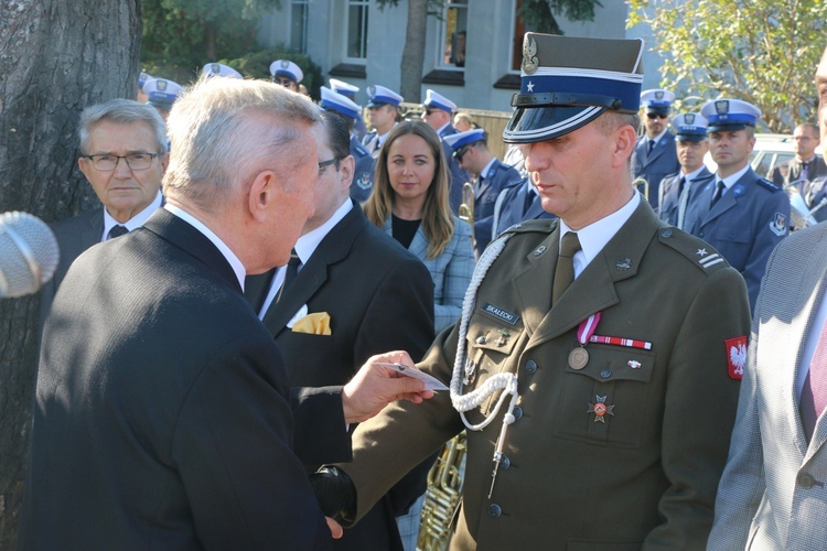 Uroczystość odsłonięcia pomnika niepodległości w Żmigrodzie