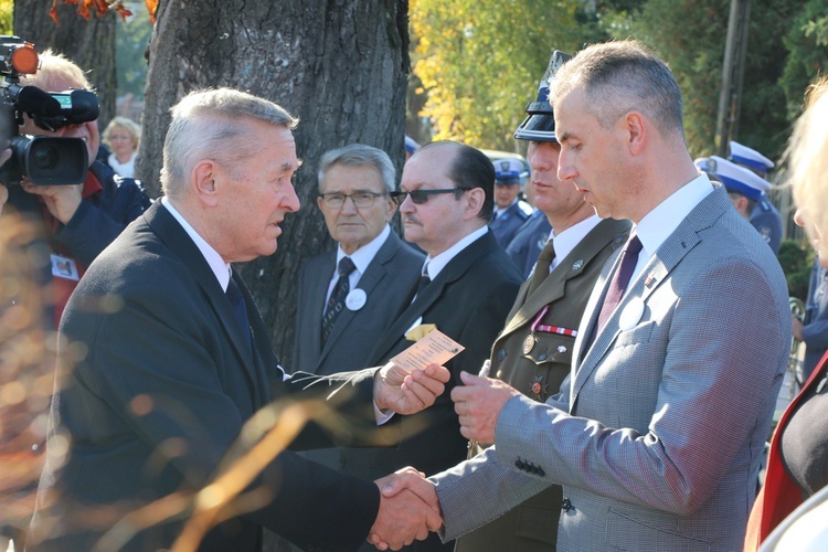 Uroczystość odsłonięcia pomnika niepodległości w Żmigrodzie