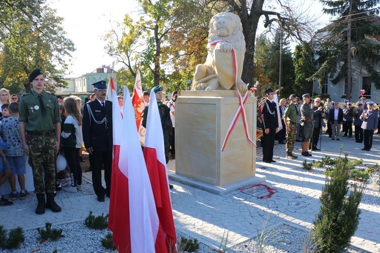 Uroczystość odsłonięcia pomnika niepodległości w Żmigrodzie