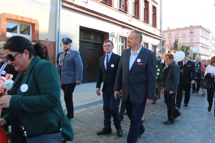 Uroczystość odsłonięcia pomnika niepodległości w Żmigrodzie