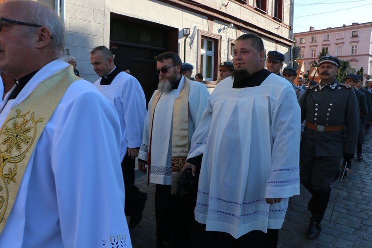 Uroczystość odsłonięcia pomnika niepodległości w Żmigrodzie