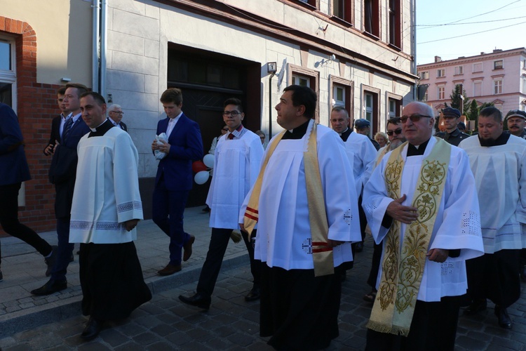 Uroczystość odsłonięcia pomnika niepodległości w Żmigrodzie