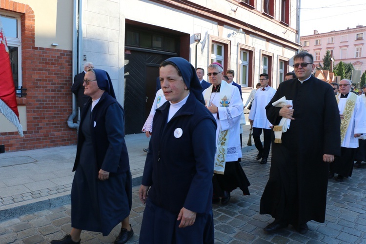 Uroczystość odsłonięcia pomnika niepodległości w Żmigrodzie