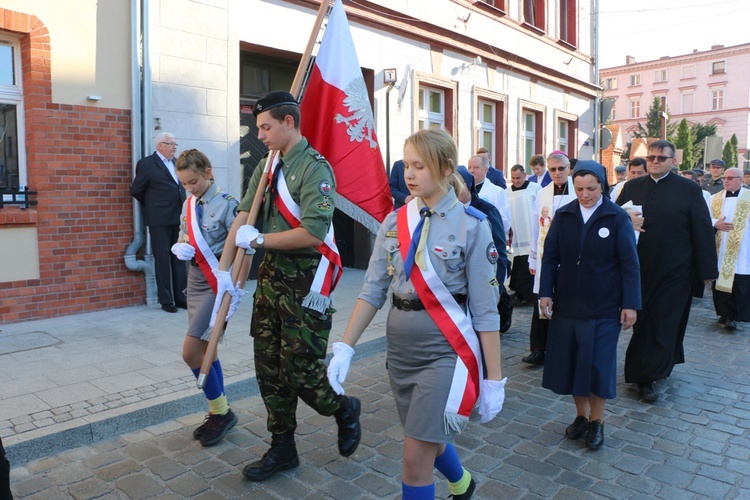 Uroczystość odsłonięcia pomnika niepodległości w Żmigrodzie