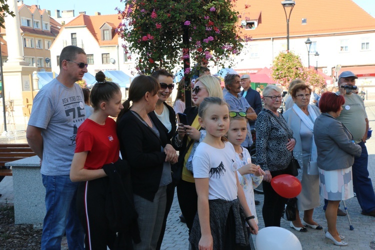 Uroczystość odsłonięcia pomnika niepodległości w Żmigrodzie