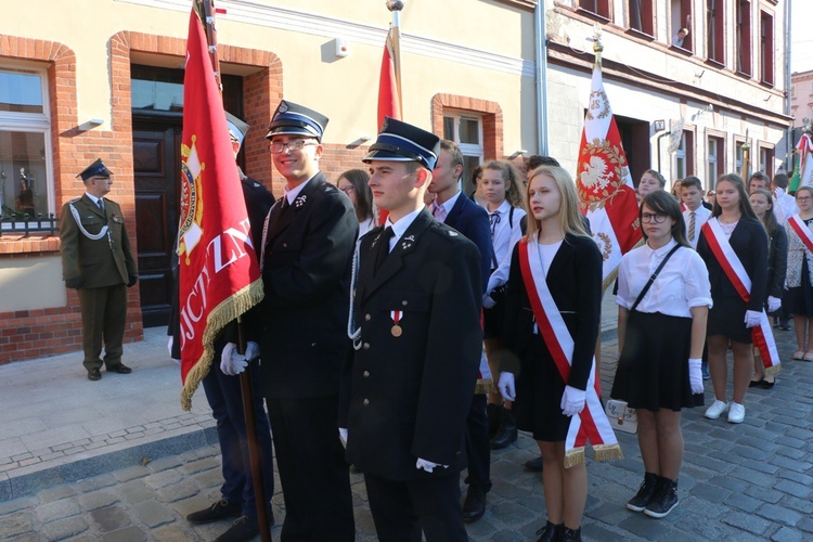 Uroczystość odsłonięcia pomnika niepodległości w Żmigrodzie